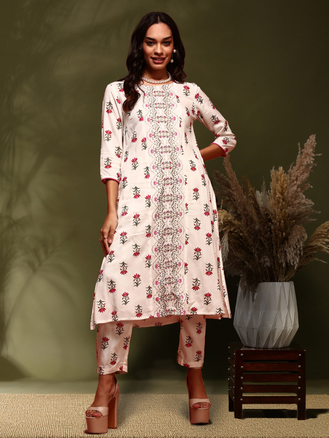 Floral print kurta with straight pangts-black &beige