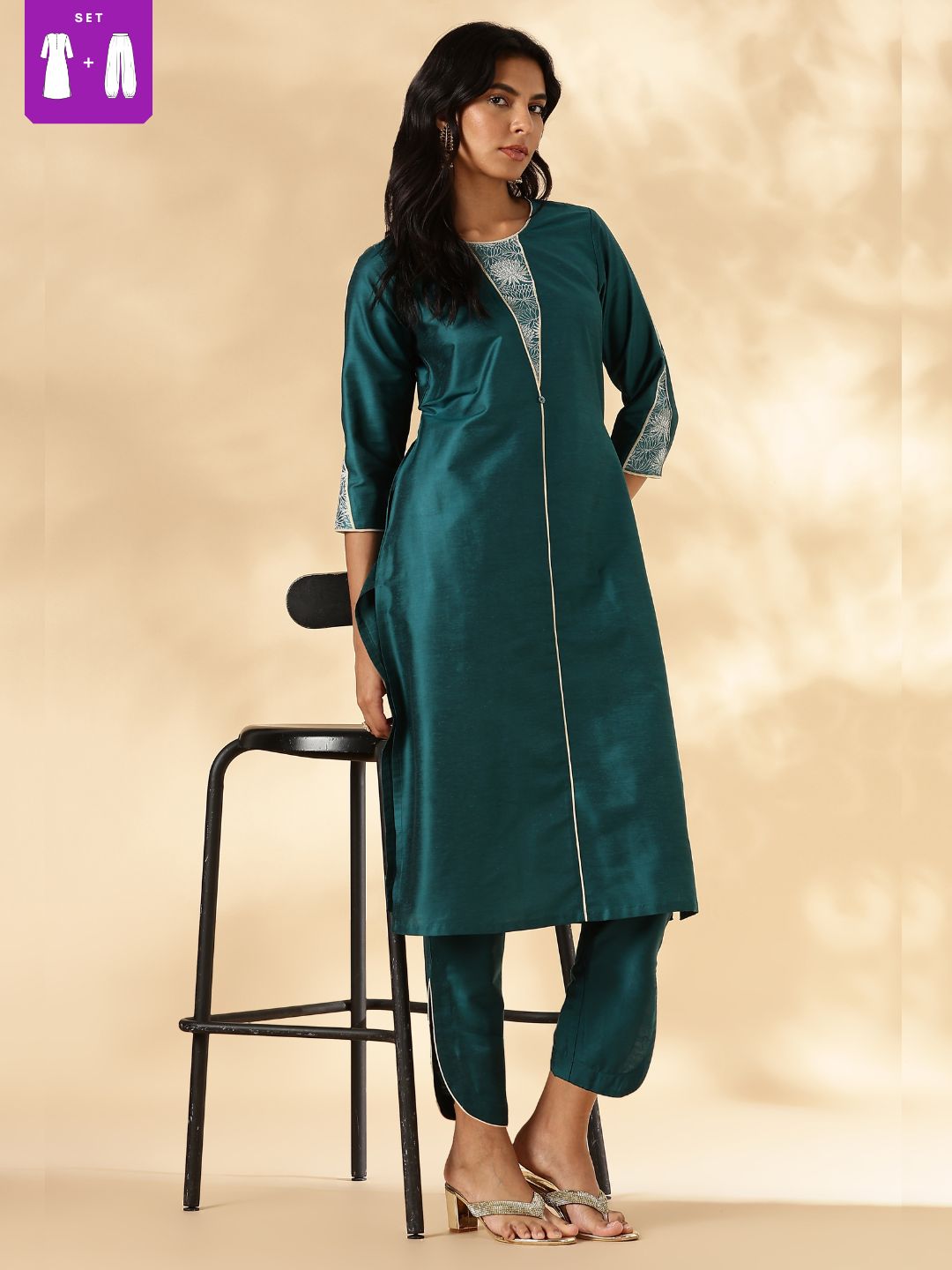 Round neck Kurta Pant set with Brocade Patch Detail