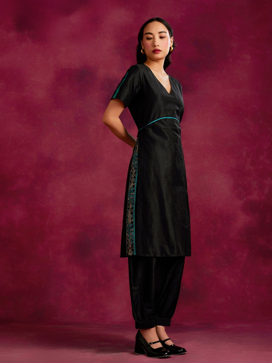 Straight kurta with contrast floral zari slits Set- Black