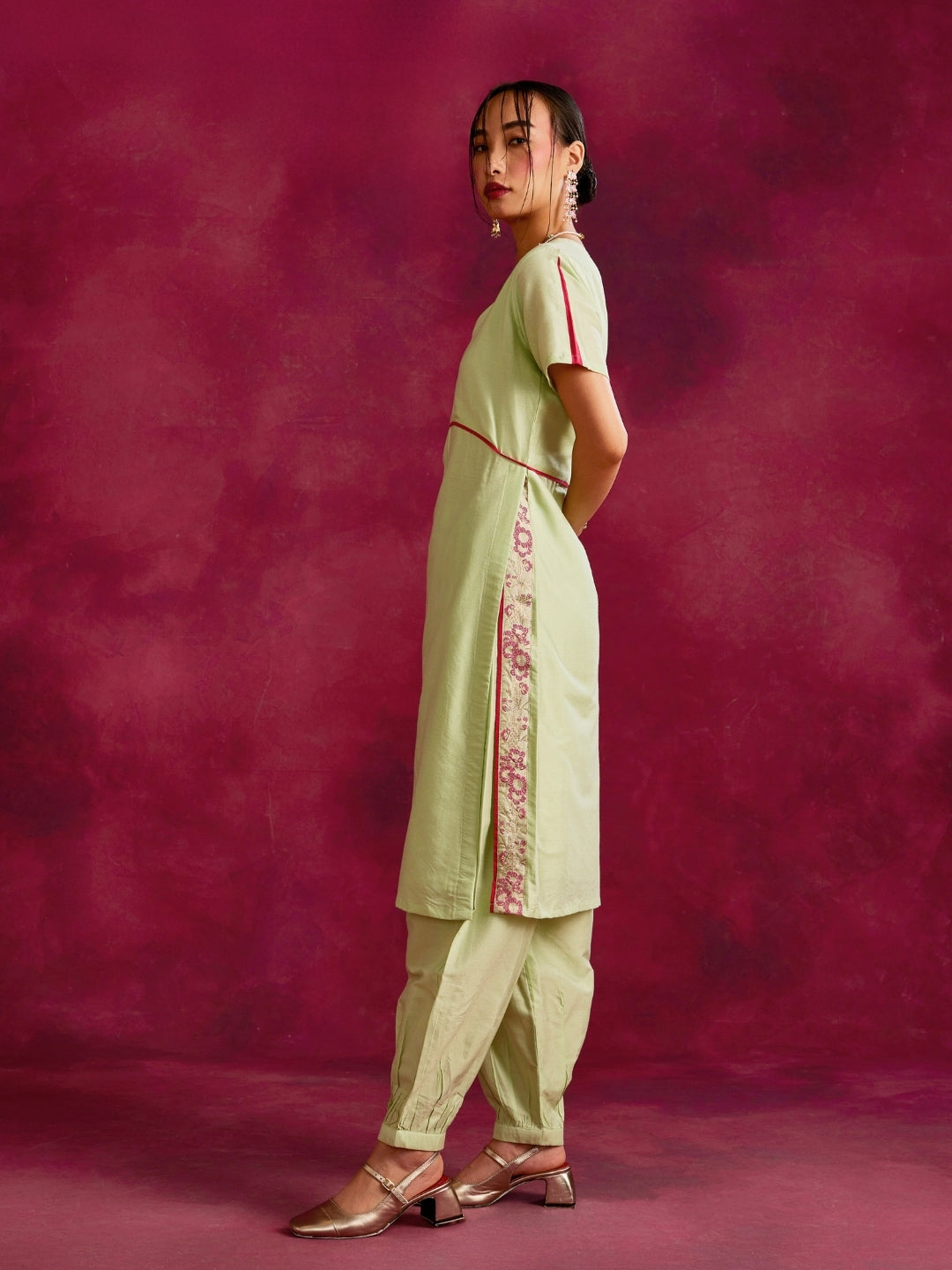 Straight kurta with contrast floral zari slits Set- Pistachio green