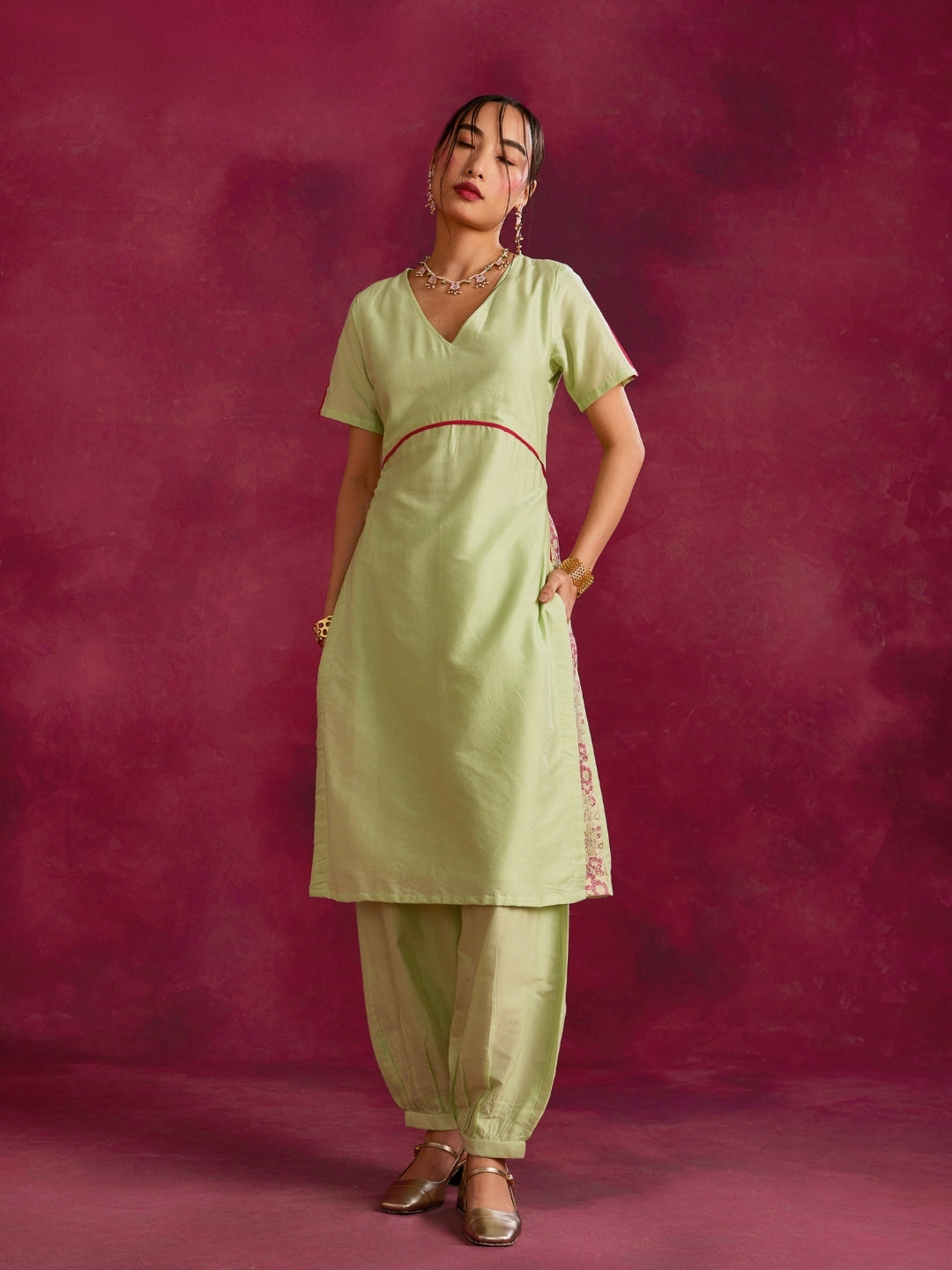 Straight kurta with contrast floral zari slits Set- Pistachio green