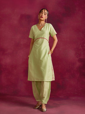 Straight kurta with contrast floral zari slits Set- Pistachio green