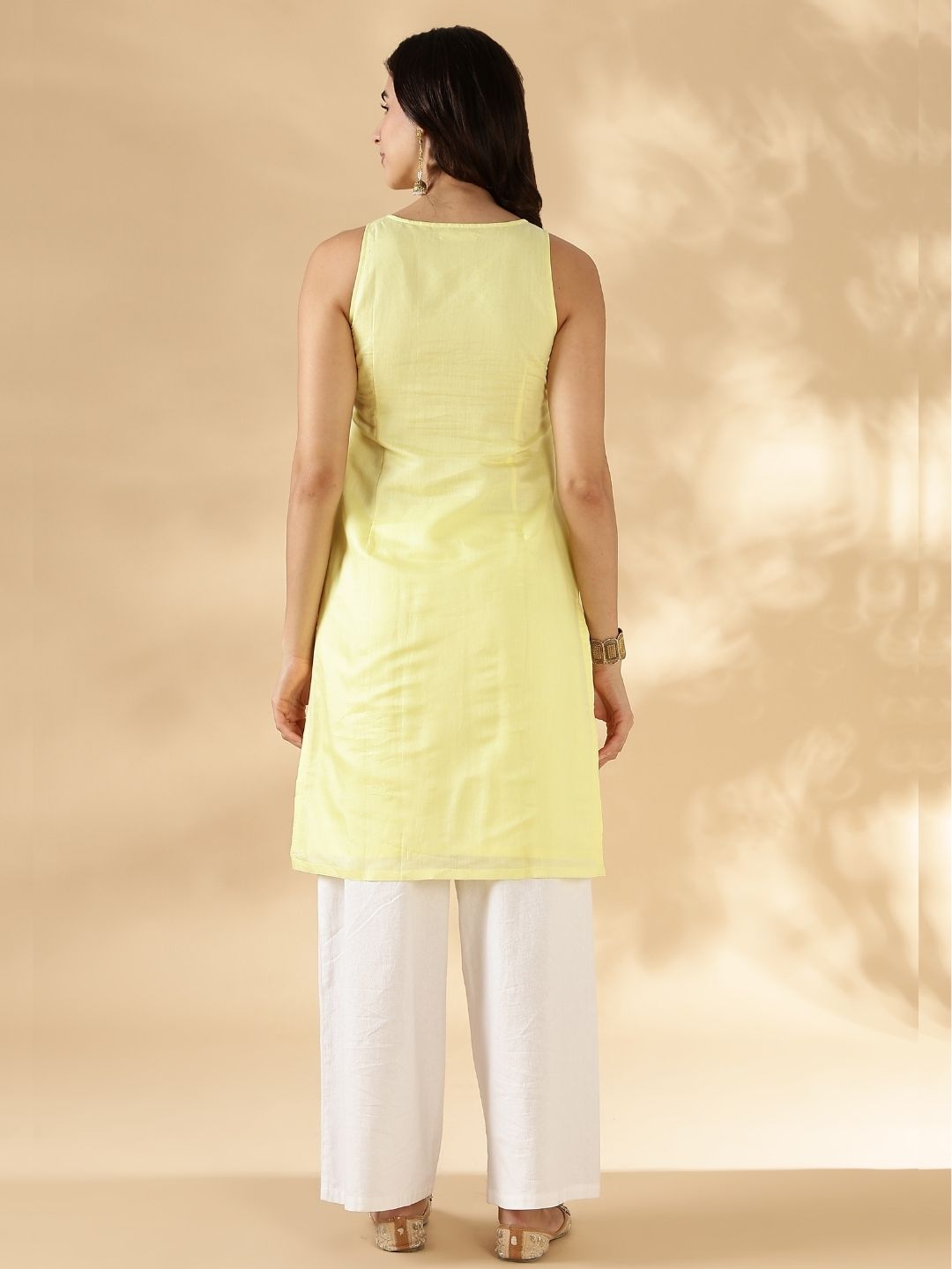 Solid sleeveless kurta