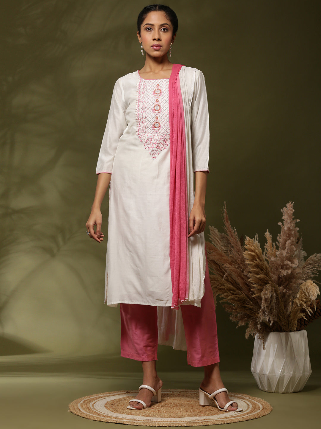 Embroidered 3pc kurta set- offwhite