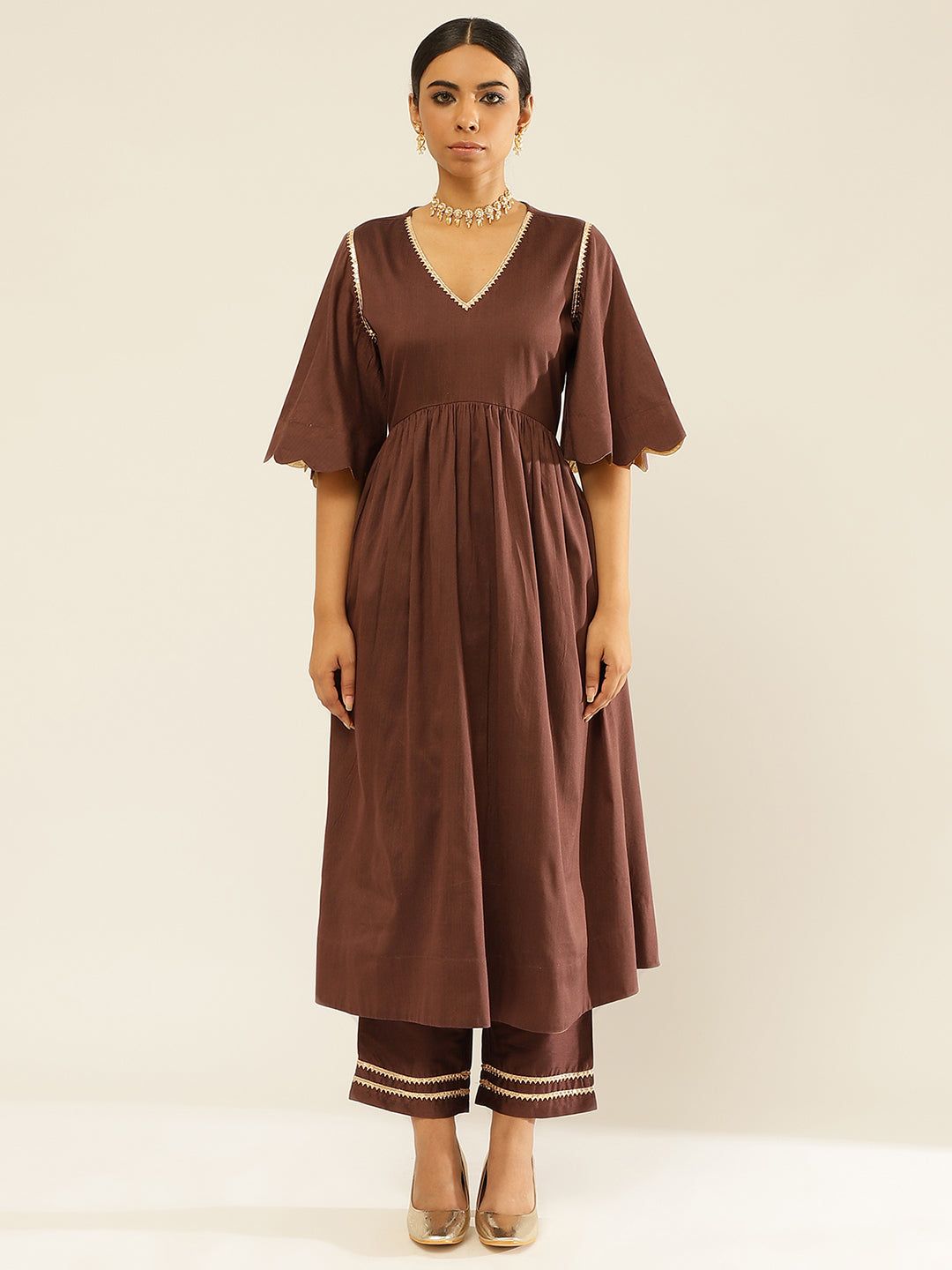 Scallop sleeves kurta detailed with lace paired with straight pant