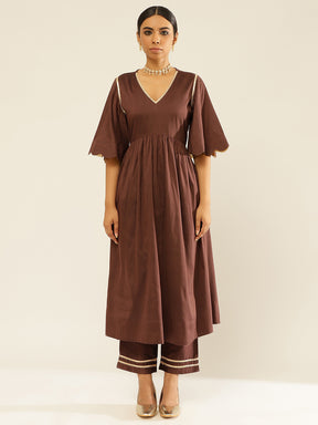 Scallop sleeves kurta detailed with lace paired with straight pant