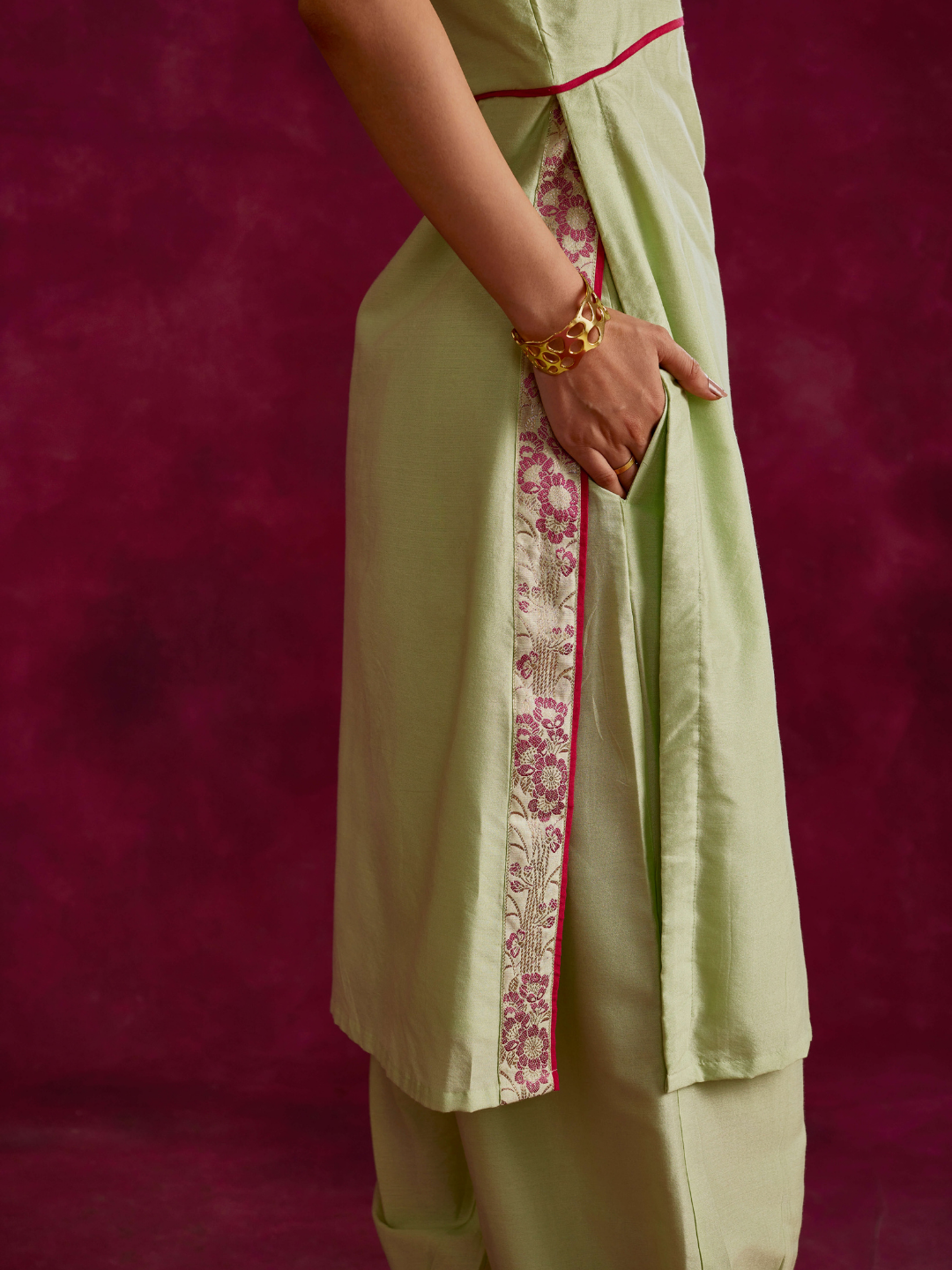 Straight kurta with contrast floral zari slits Set- Pistachio green