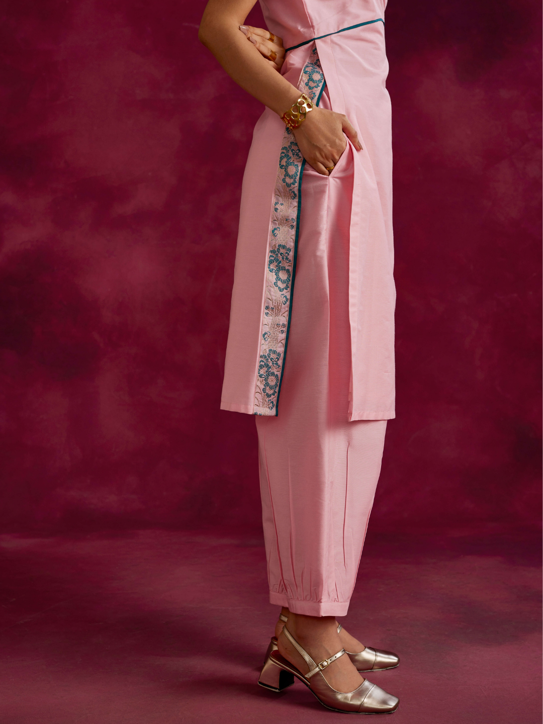 Straight kurta with contrast floral zari slits Set- Sakura pink