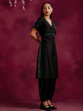Straight kurta with contrast floral zari slits Set- Black