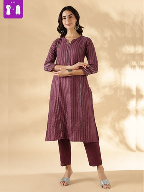 Textured kurta with delicate lace detail on the neck, shoulder princess and sleeves with solid pant