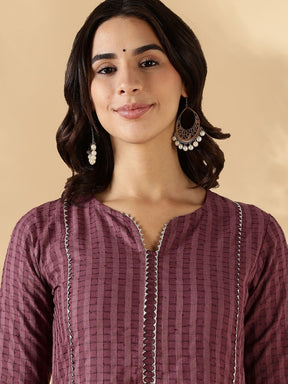 Textured kurta with delicate lace detail on the neck, shoulder princess and sleeves with solid pant
