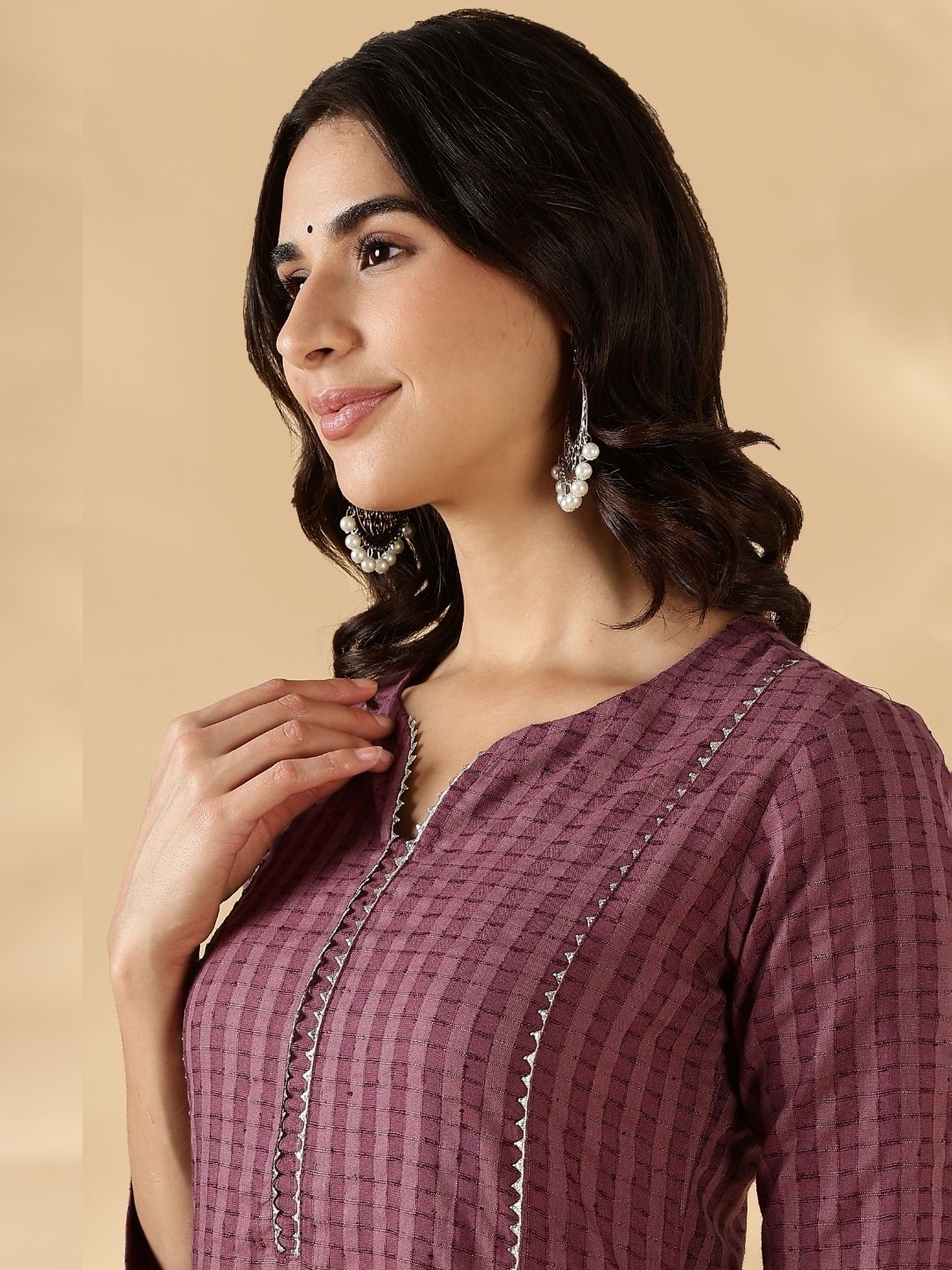 Textured kurta with delicate lace detail on the neck, shoulder princess and sleeves with solid pant