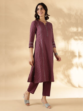 Textured kurta with delicate lace detail on the neck, shoulder princess and sleeves with solid pant