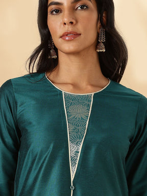 Round neck Kurta Pant set with Brocade Patch Detail