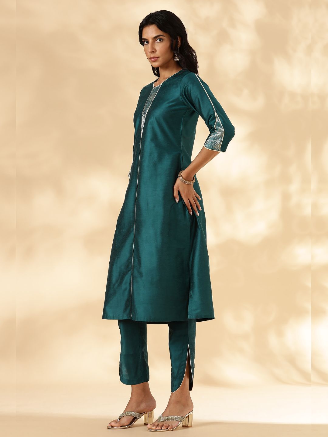 Round neck Kurta Pant set with Brocade Patch Detail