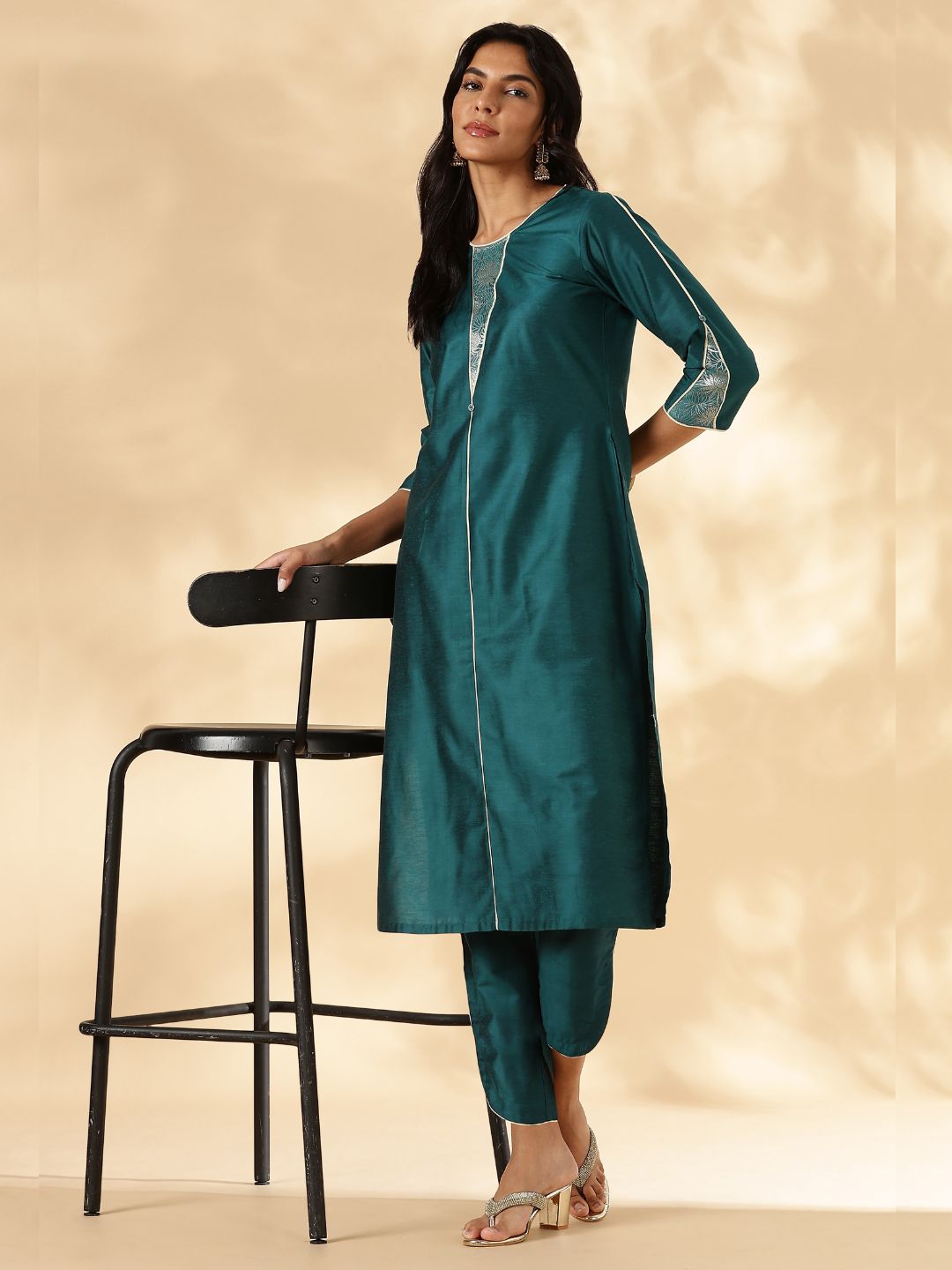 Round neck Kurta Pant set with Brocade Patch Detail