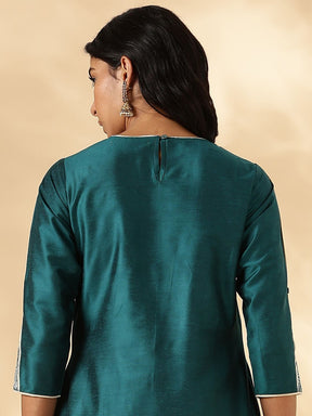 Round neck Kurta Pant set with Brocade Patch Detail