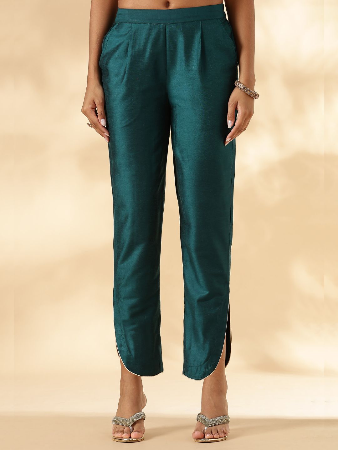 Round neck Kurta Pant set with Brocade Patch Detail