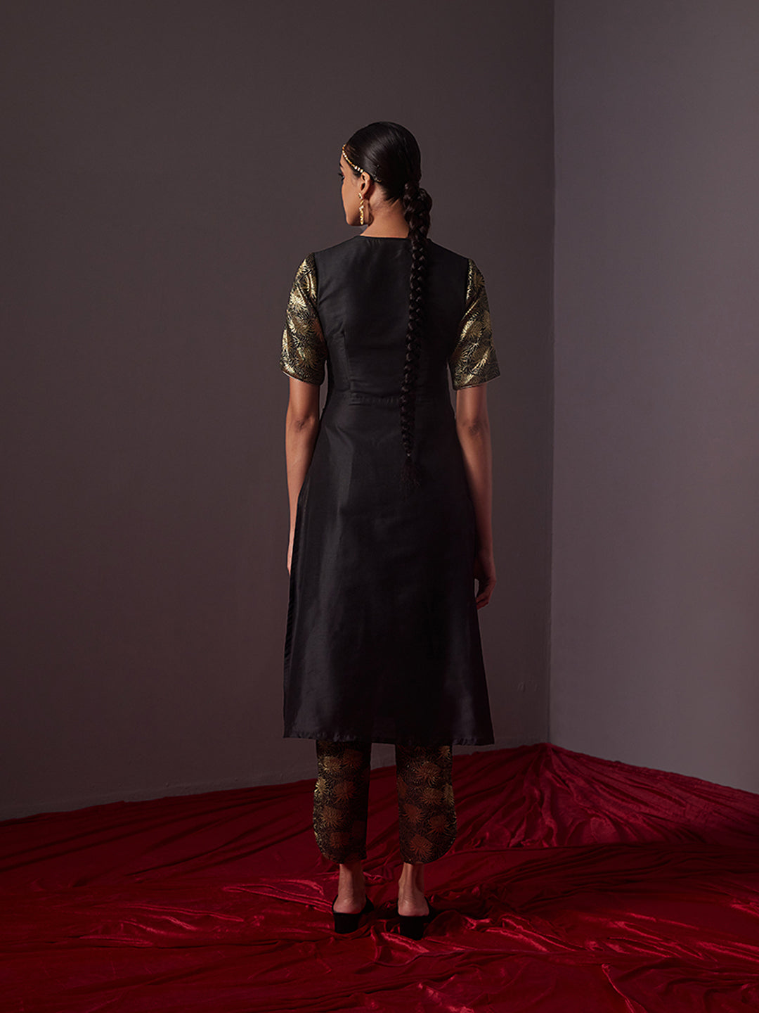 Banarasi zari v neck straight kurta-metallic black | Relove