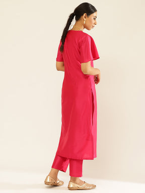 Solid color straight kurta with bell sleeves accompanied with straight pants and Dupatta.