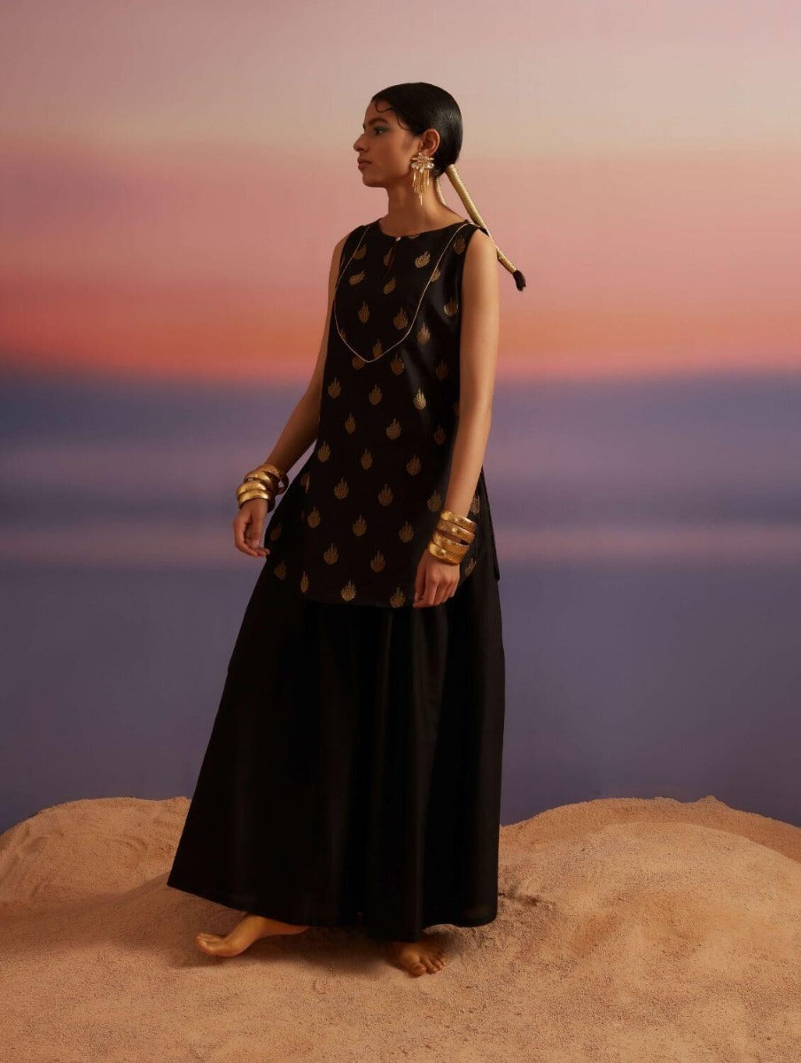 Coral Black Banarasi Sleeveless Short Kurta