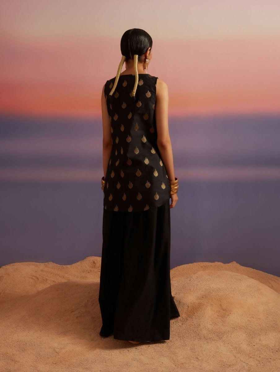 Coral Black Banarasi Sleeveless Short Kurta