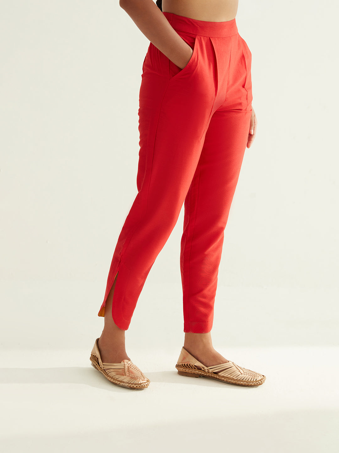 Curved hem pants with contrast details