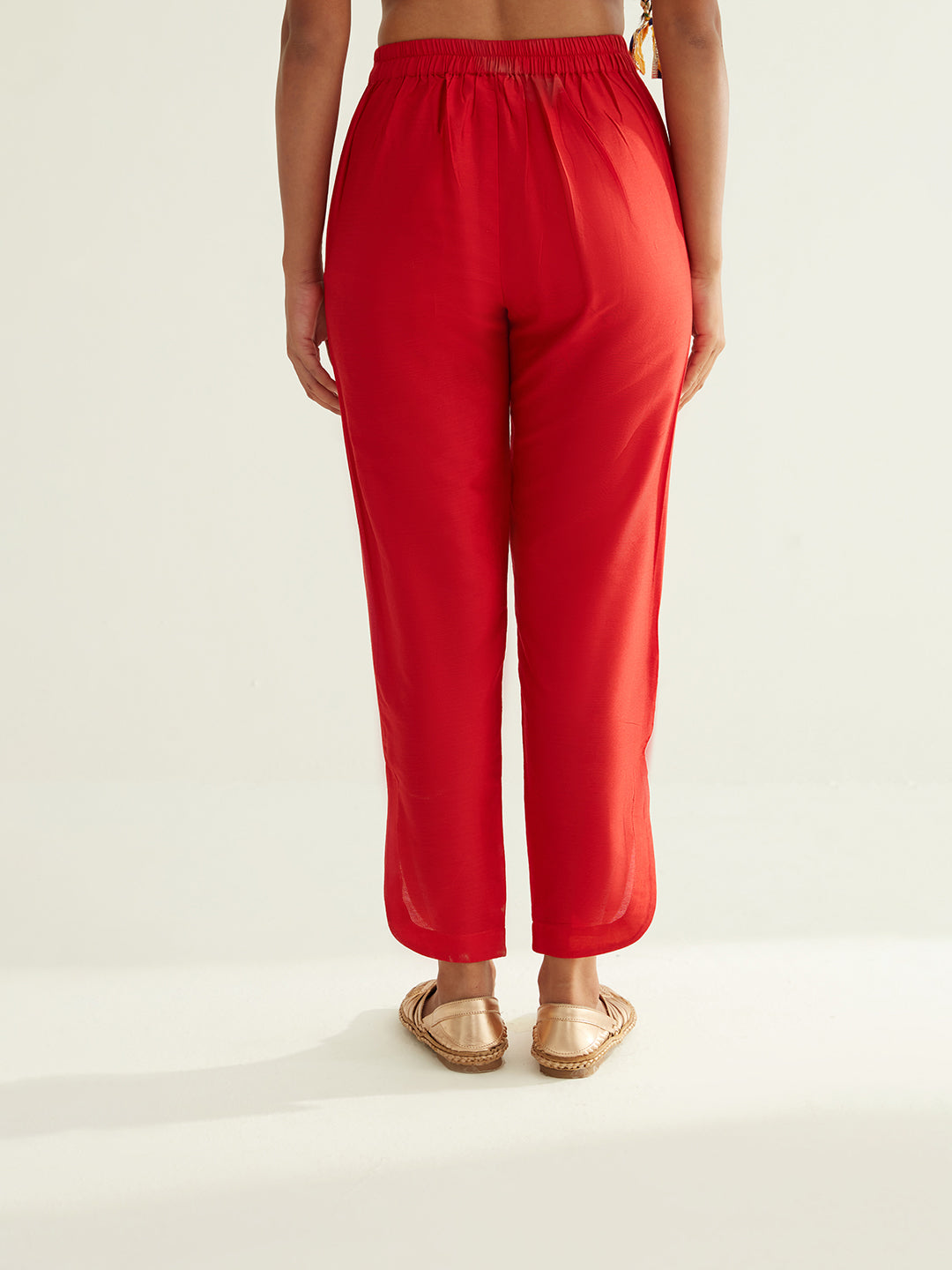 Curved hem pants with contrast details