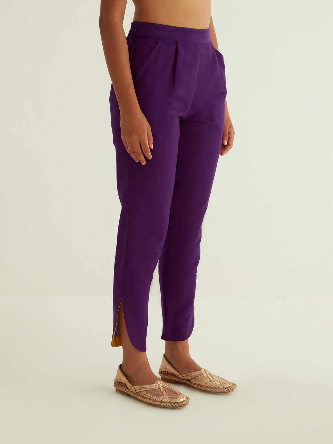 Curved hem pants with contrast details