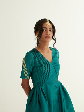 Pleated front dress with lace highlights on sleeves