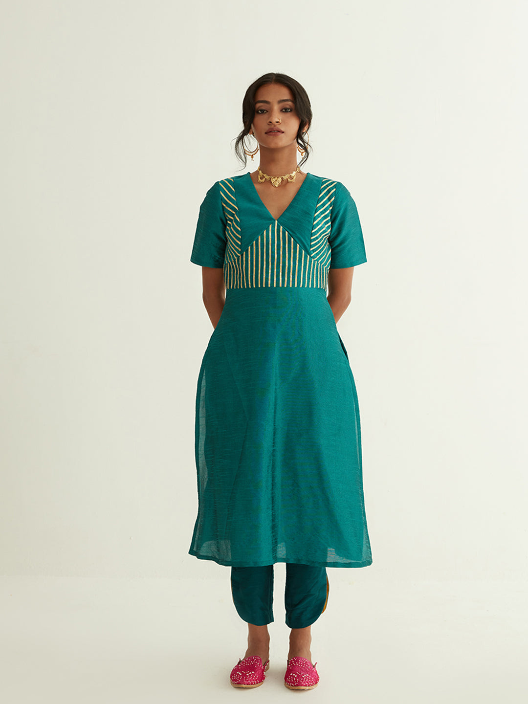 Straight banarasi Gota patti detailed kurta with curved hem pants