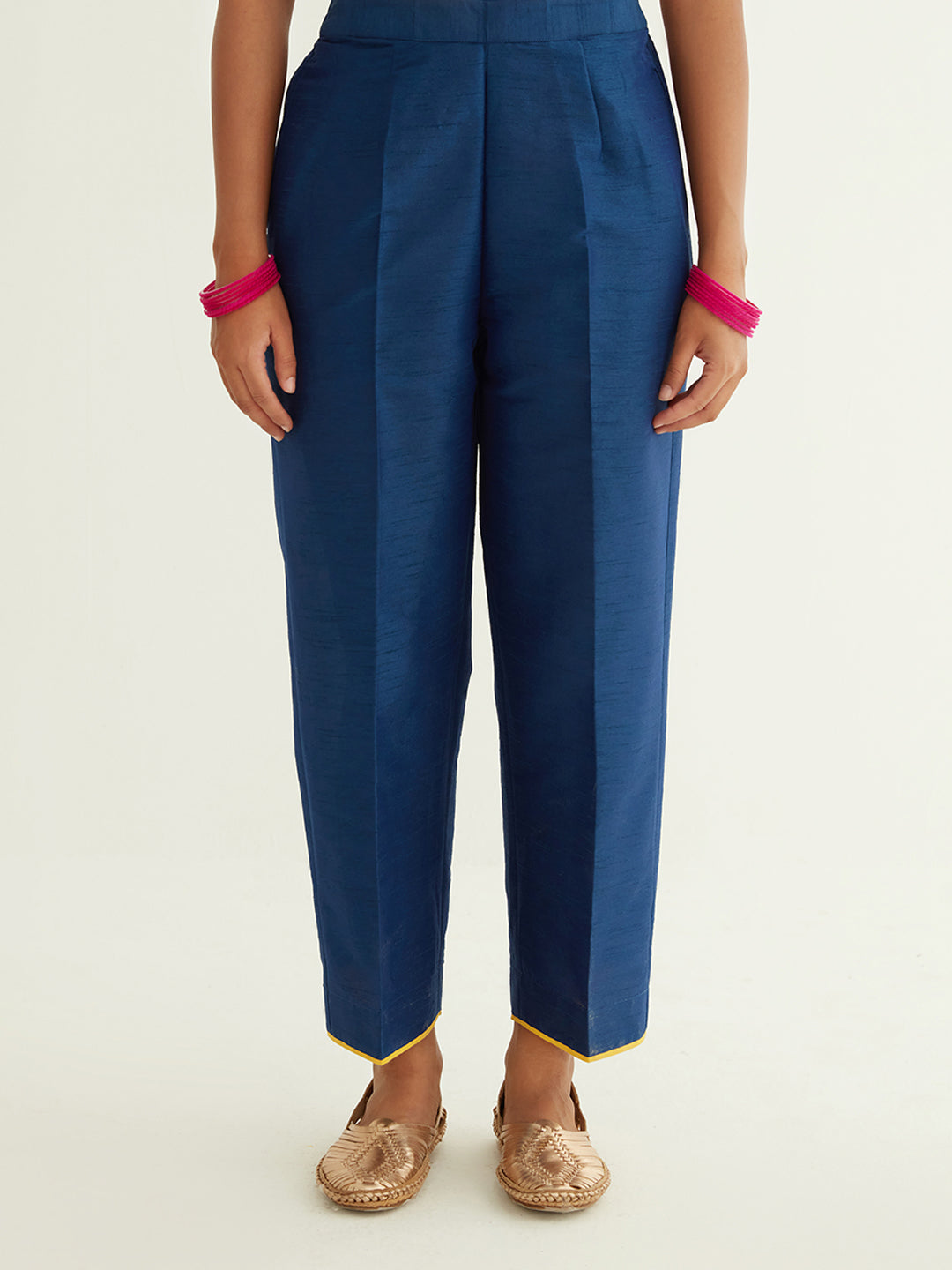 Pegged pant with contrast hem detail