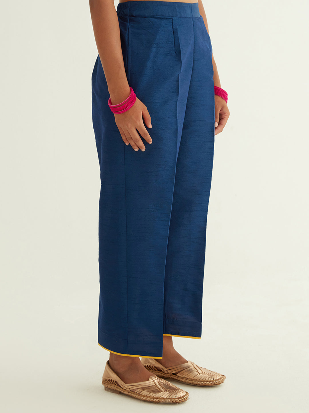 Pegged pant with contrast hem detail