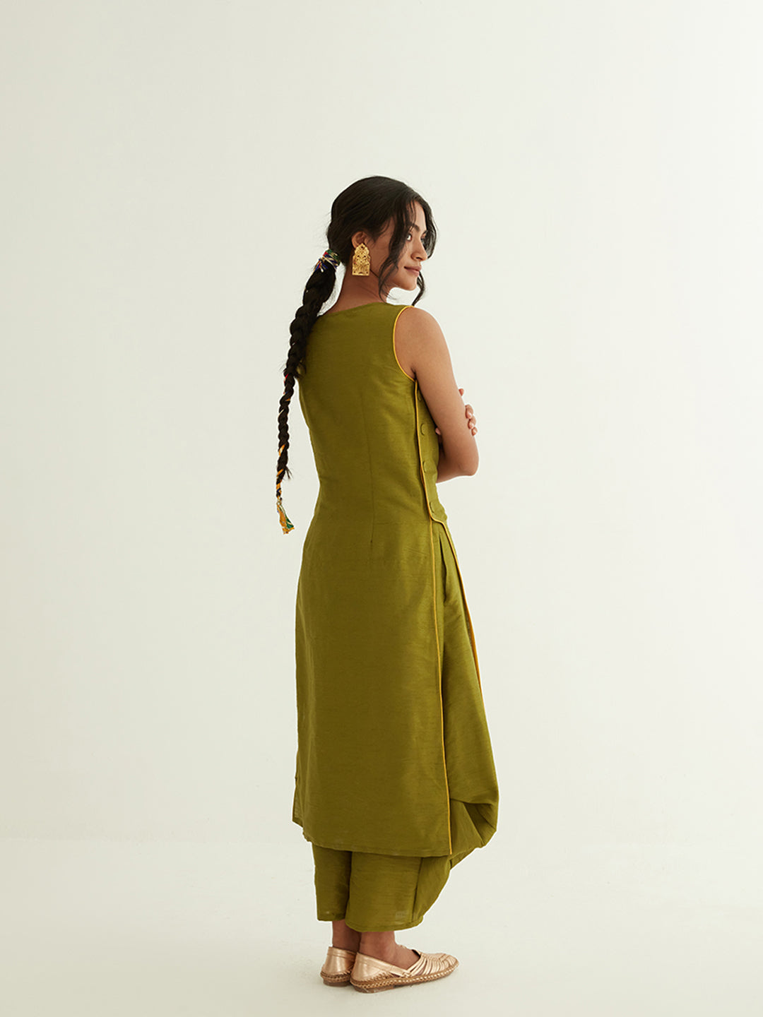 Straight banarasi pintuck kurta paired with pleated pants