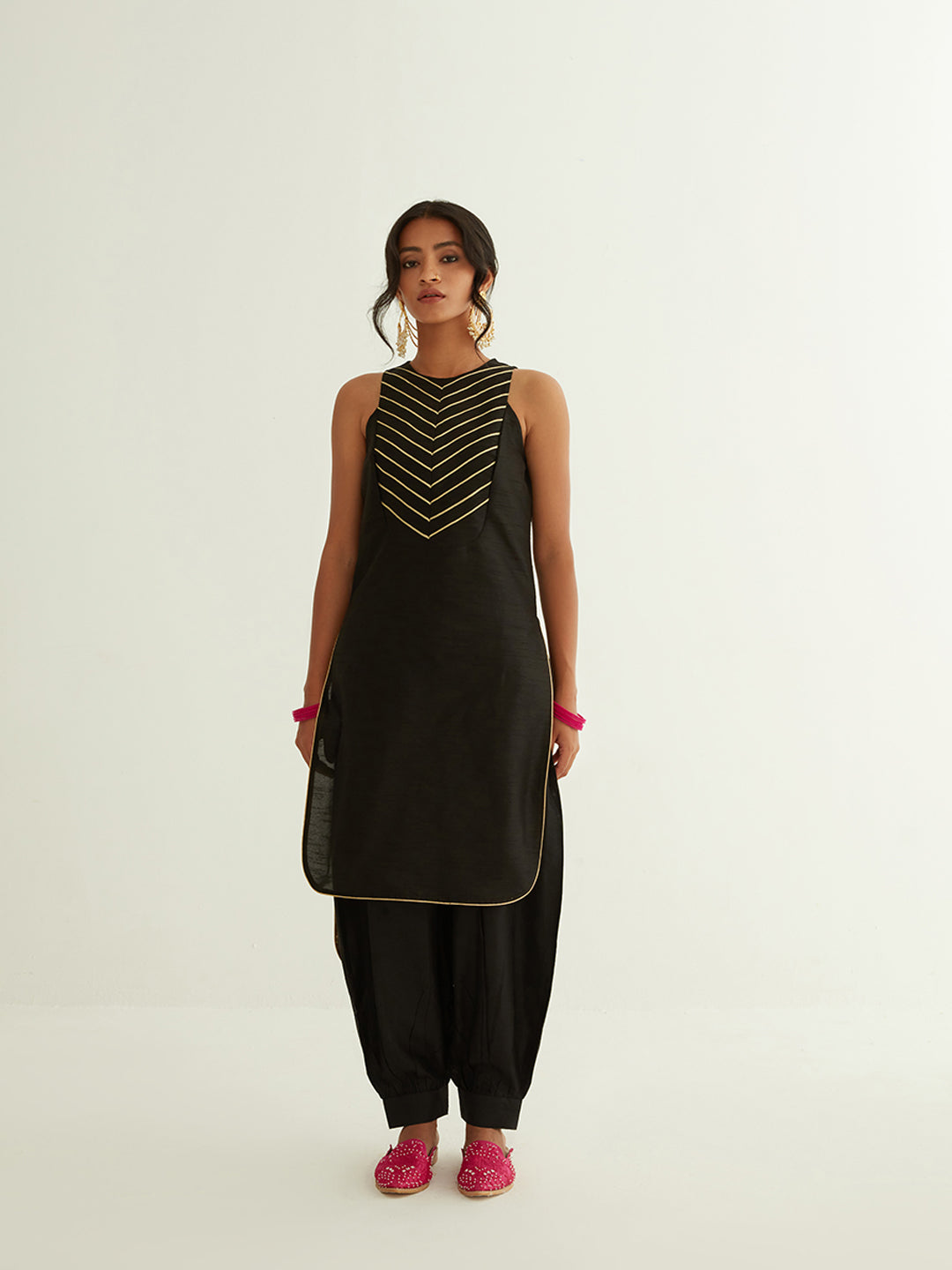 High-low hem sleeveless banarasi kurta