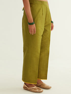 Pegged pant with contrast hem detail