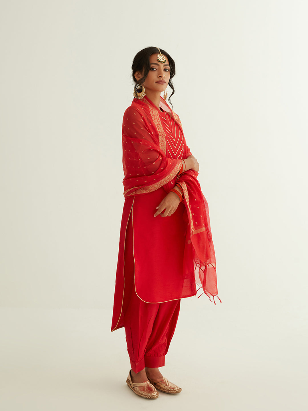 High-low hem sleeveless banarasi kurta