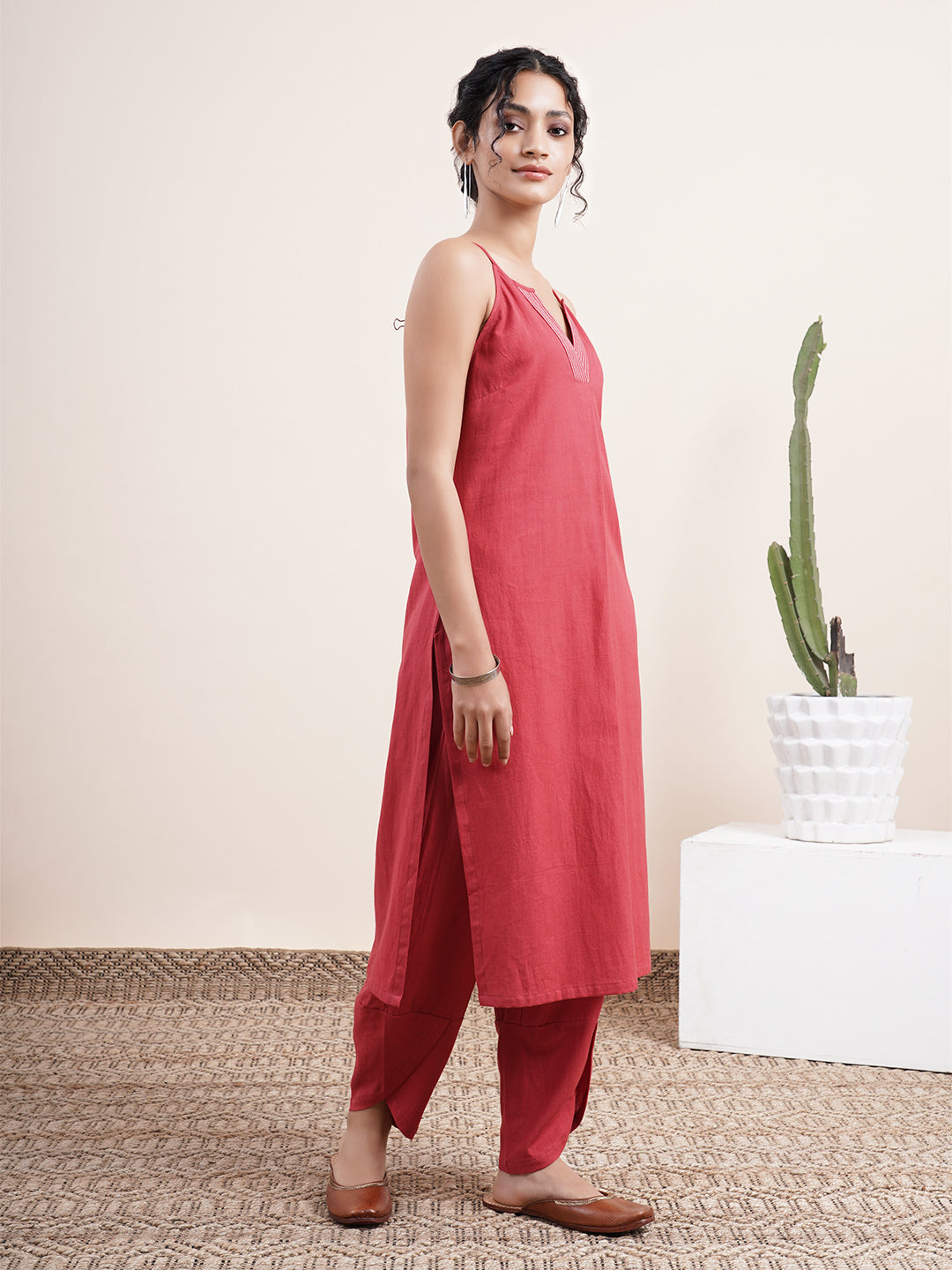 Maroon Strappy kurta with contrast stitches on placket