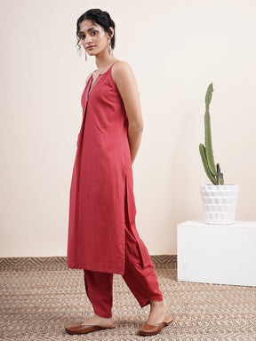 Maroon Strappy kurta with contrast stitches on placket