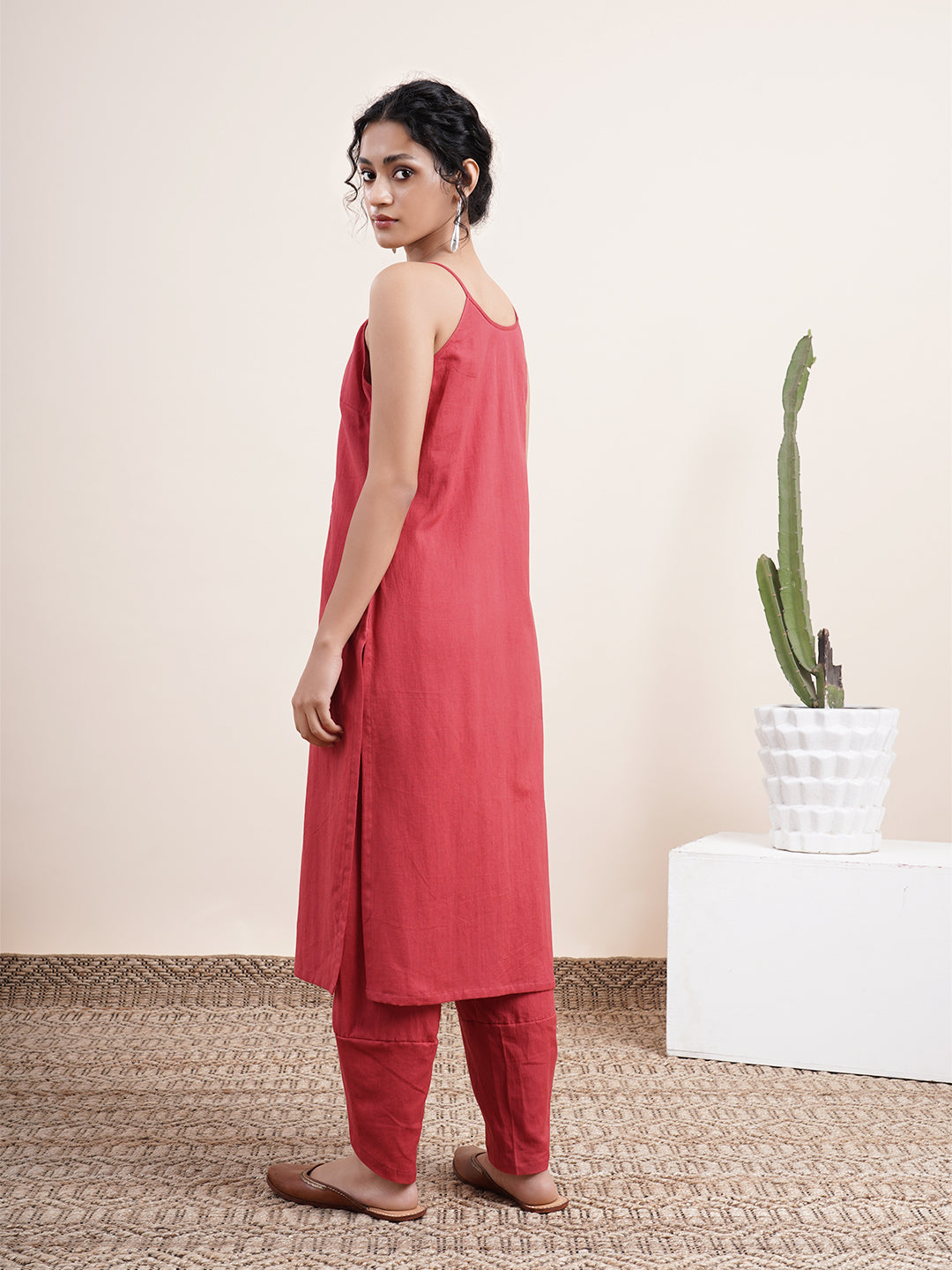 Maroon Strappy kurta with contrast stitches on placket