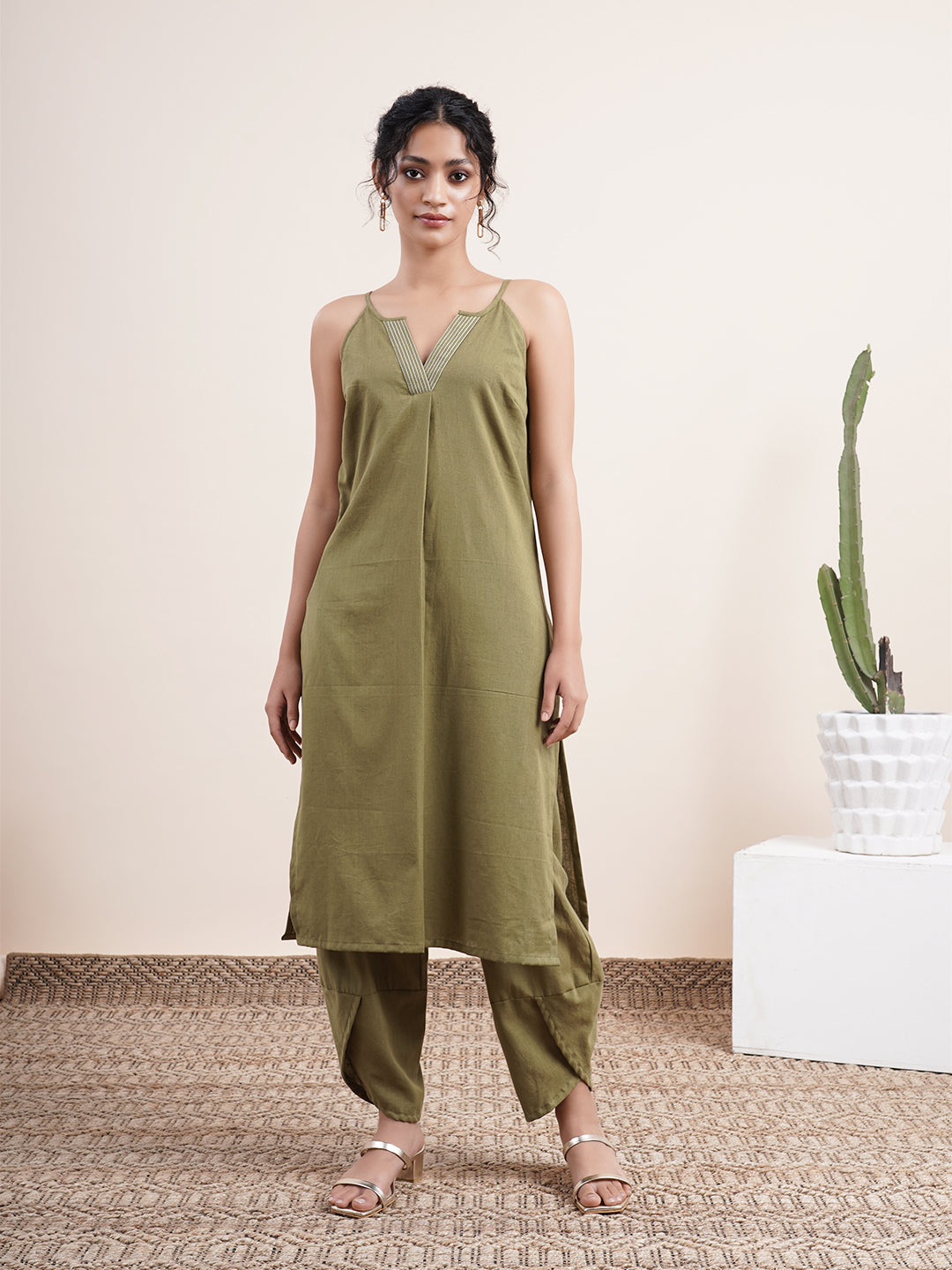 Olive Strappy kurta with contrast stitches on placket