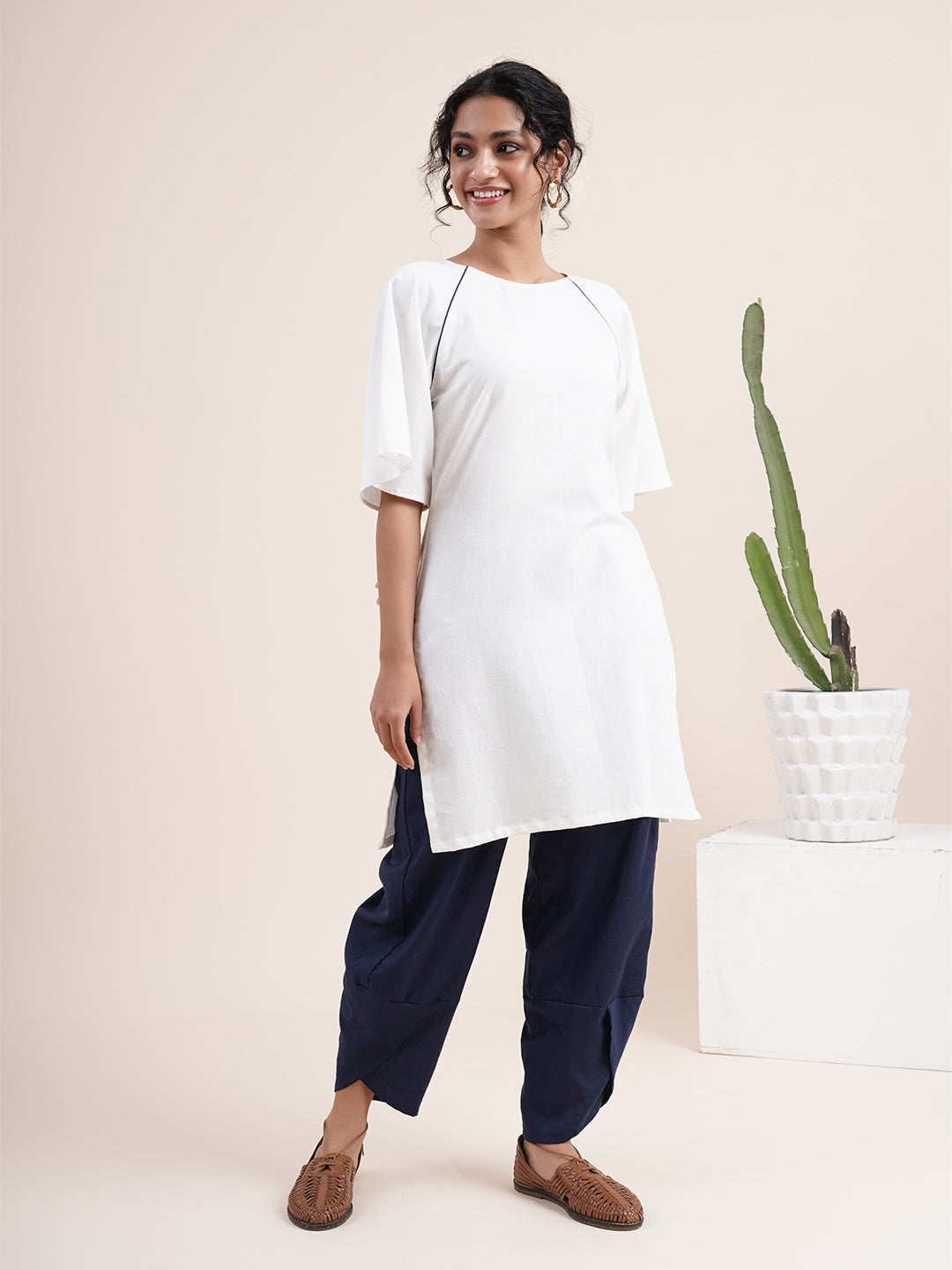 White Raglan sleeved kurta with contrast piping