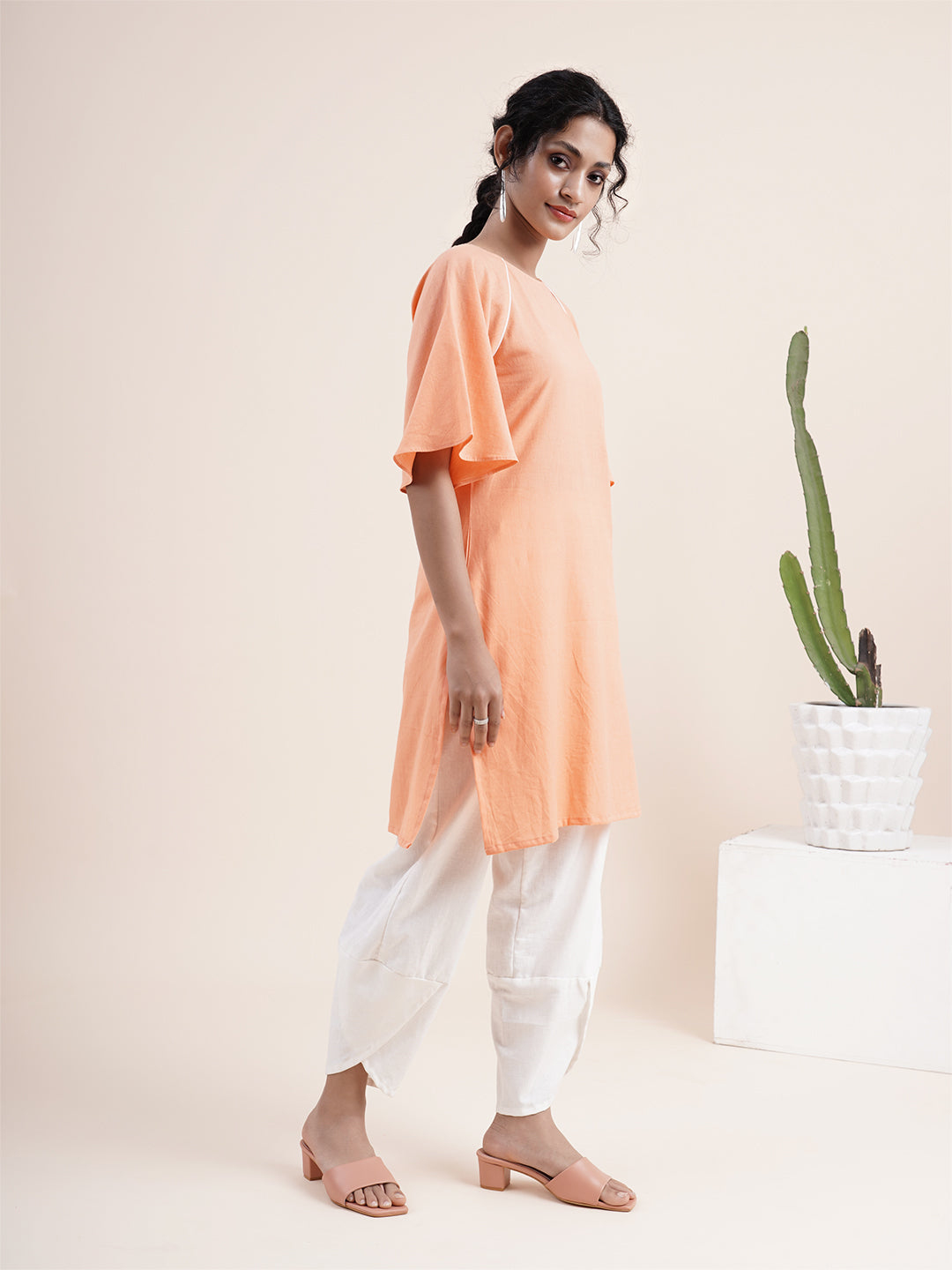 Peach Raglan sleeved kurta with contrast piping