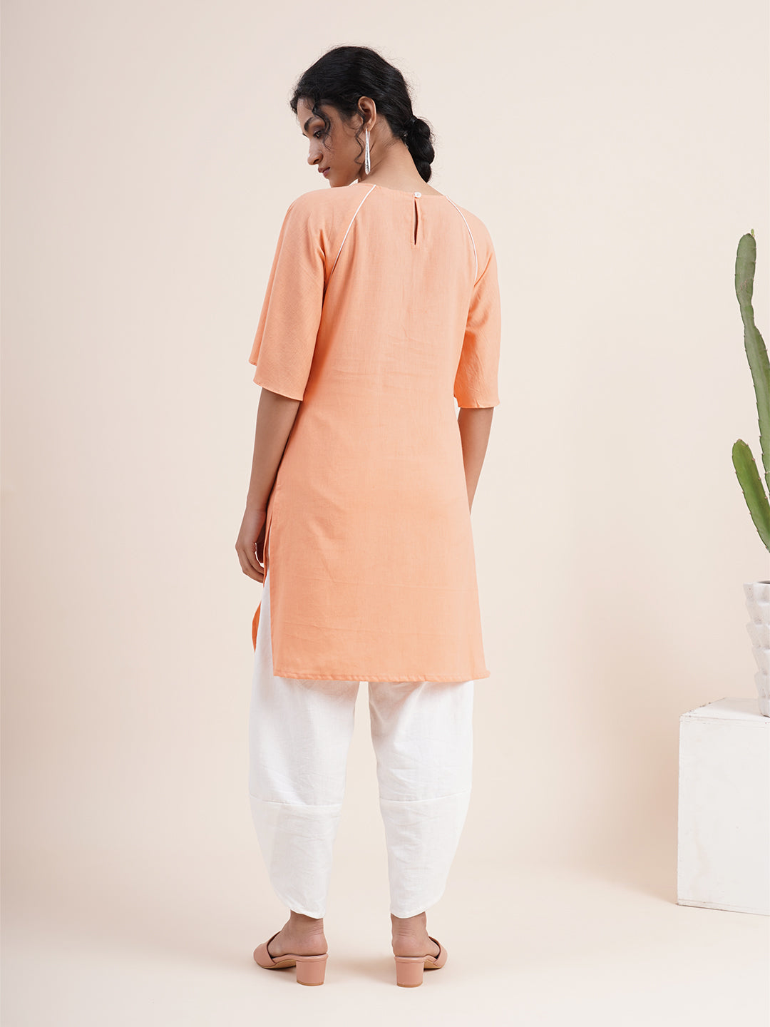 Peach Raglan sleeved kurta with contrast piping
