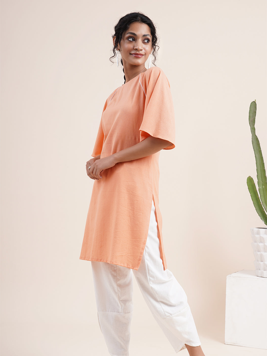 Peach Raglan sleeved kurta with contrast piping