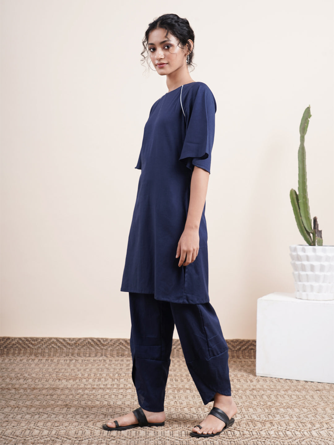 Navy Blue Raglan sleeved kurta with contrast piping