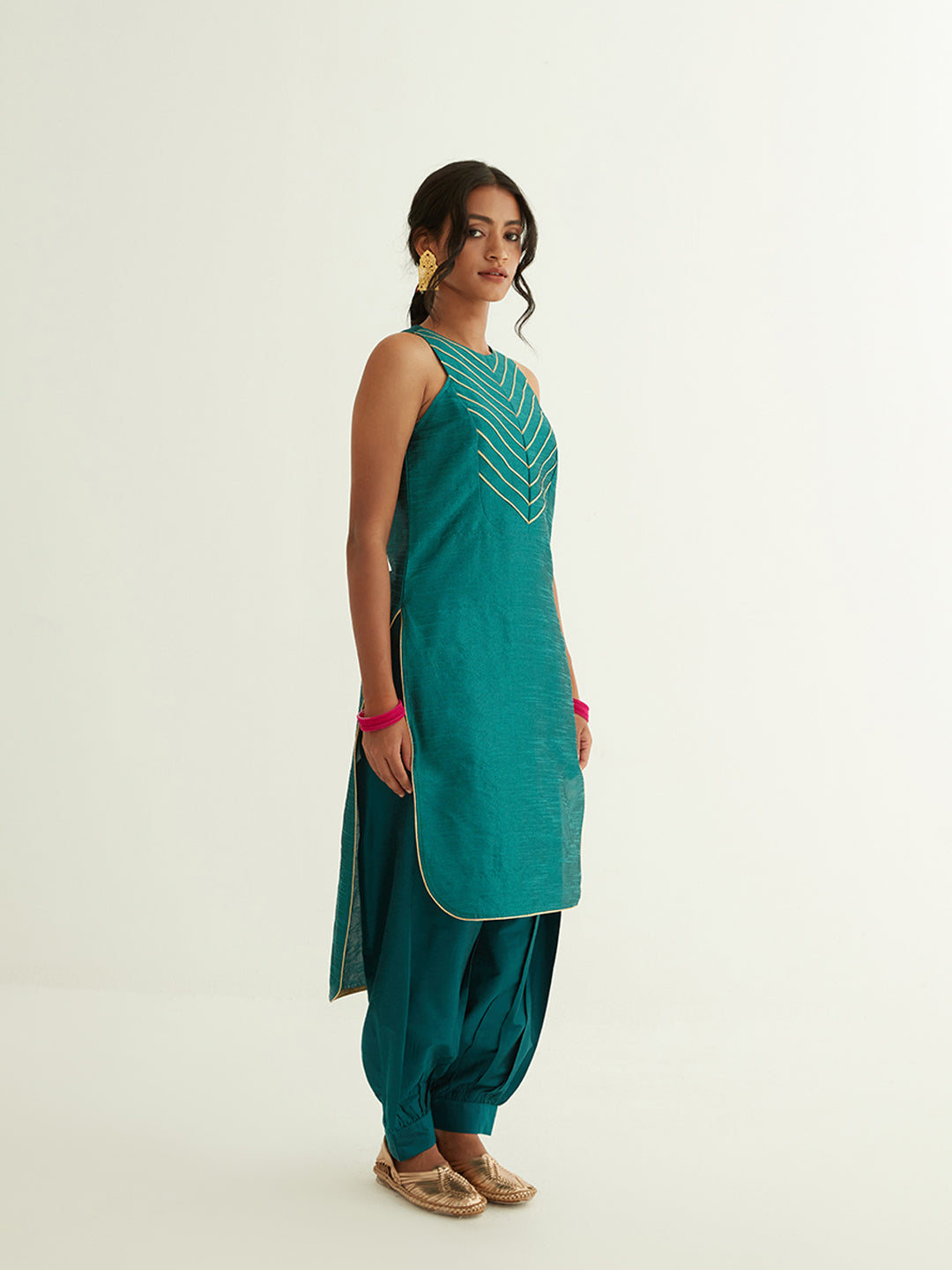 High-low hem sleeveless banarasi kurta with pathani pants