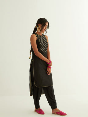High-low hem sleeveless banarasi kurta with pathani pants