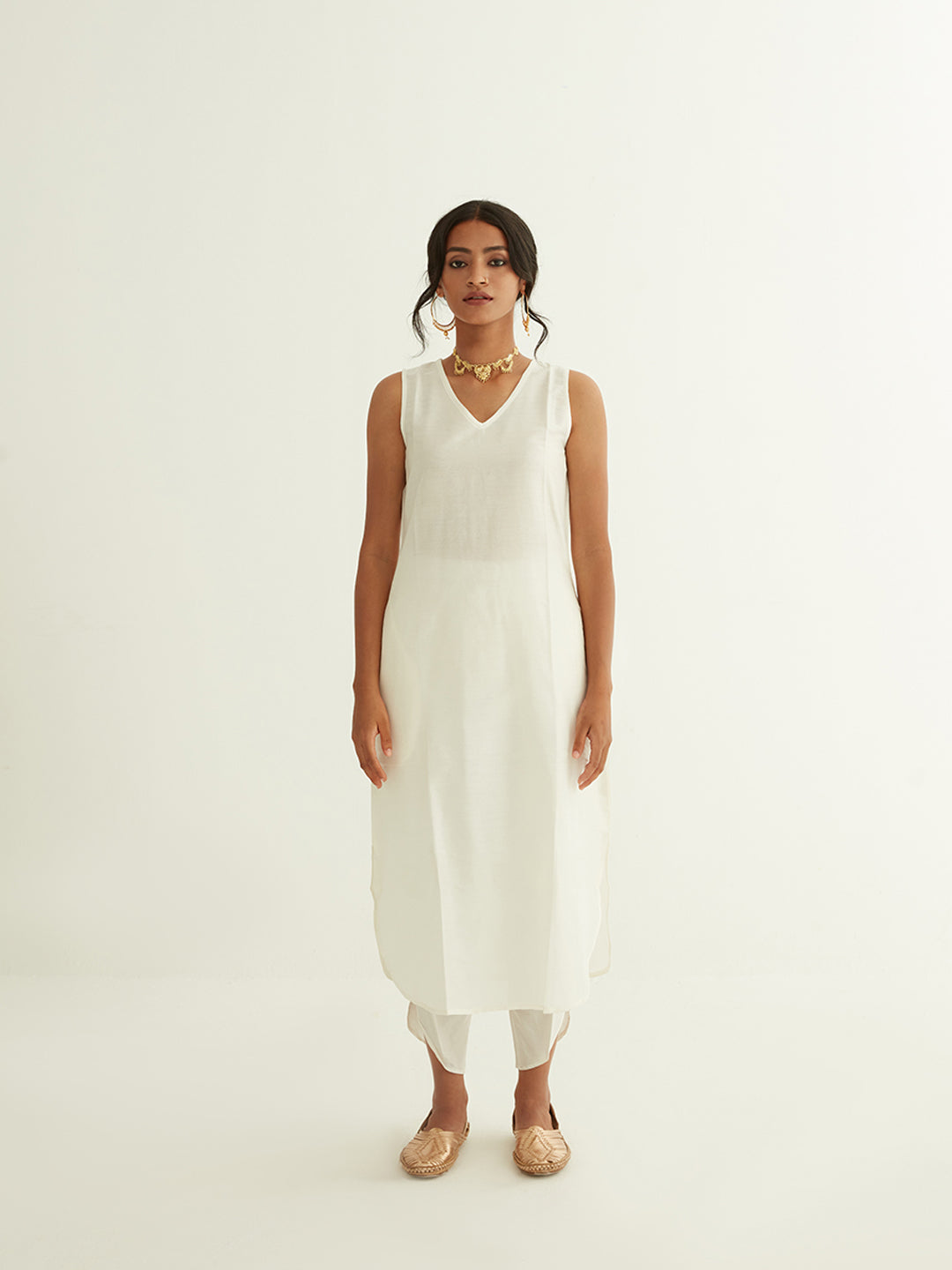 V-neck sleeveless kurta with curved hem with tulip pants