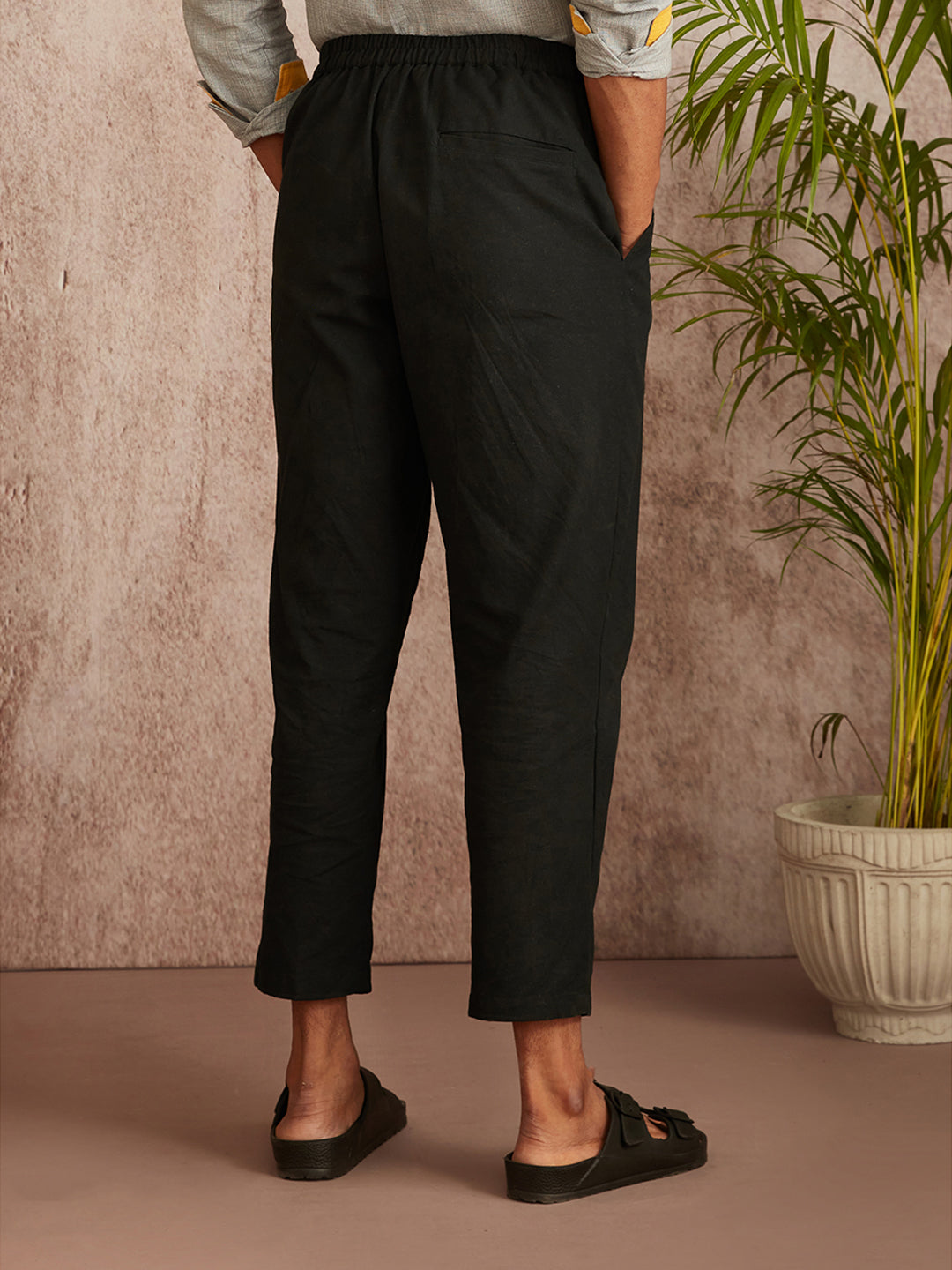 Relaxed fit pleated pants-Black